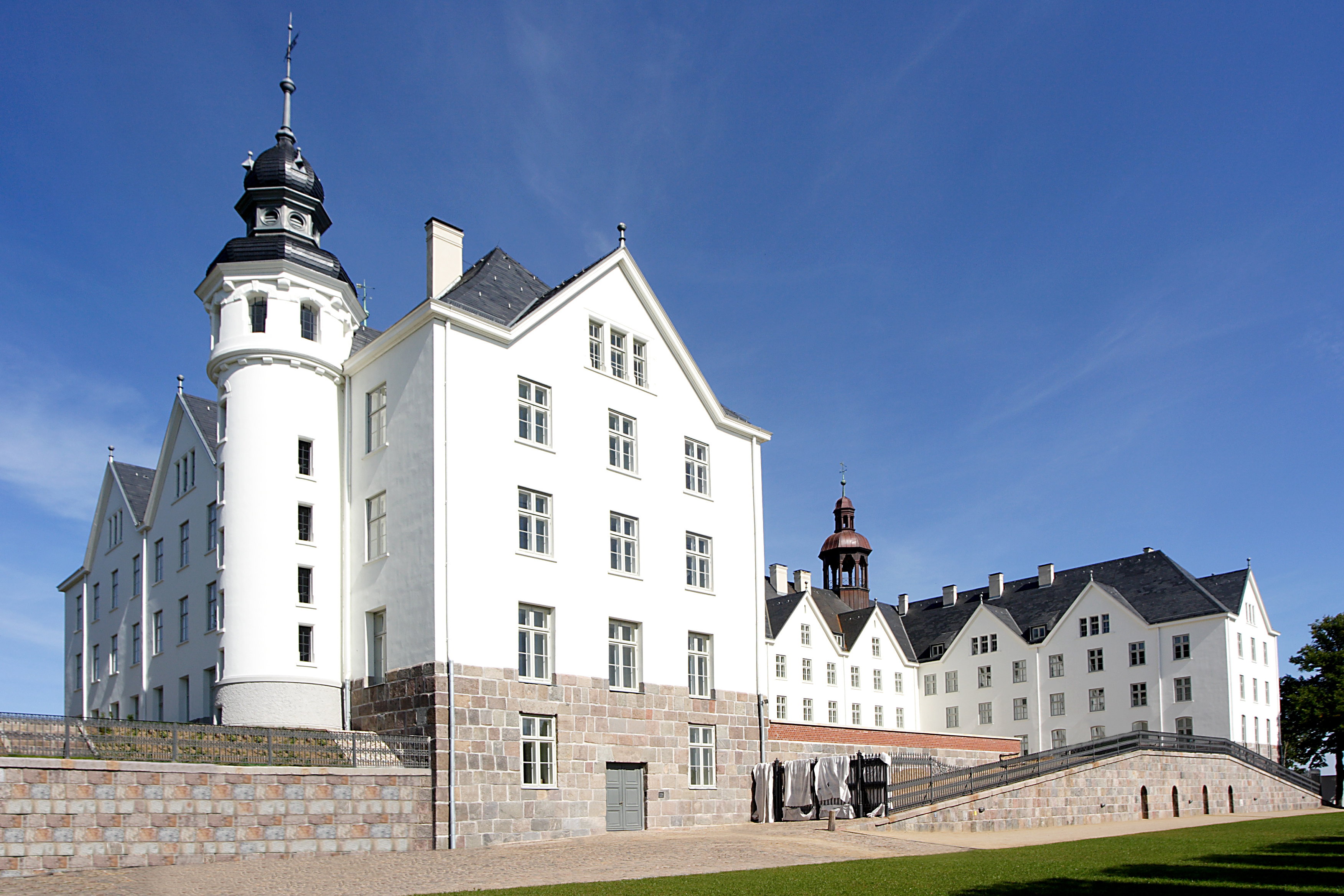 Plön Castle is a 90-minute drive from Hamburg, and it is one not to miss on your trip to Germany.