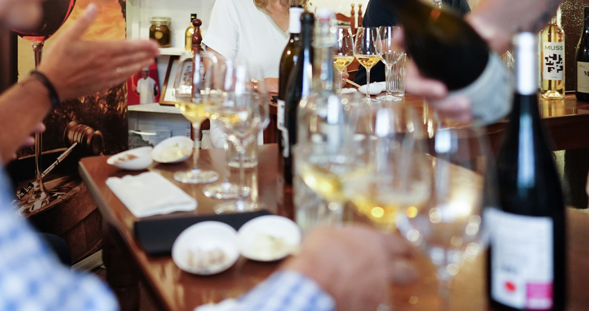 Visit a winery and taste wine of the Vinos de Madrid DO, with Stopover Hola Madrid.