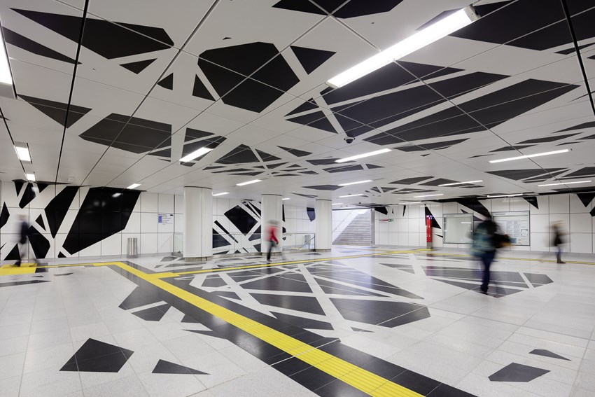 La obra de arte Surround, de Heike Klussmann en la estación Pempelforter Straße del metro de Düsseldorf.