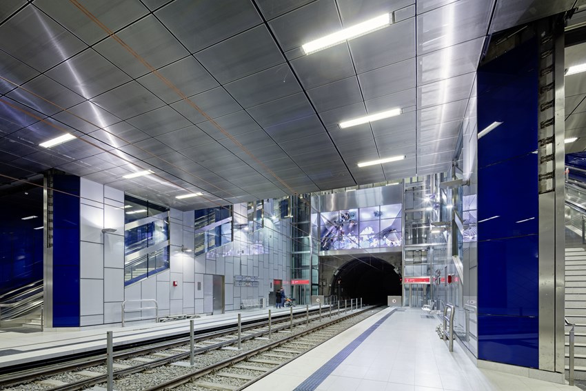 La obra de arte Turnstile, de Ursula Damm, en la estación de Schadowstraße del metro de Düsseldorf.