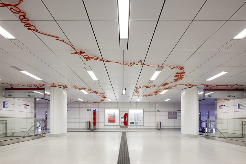 La poesía de Enne Haehnle en la estación de Kirchplatz del metro de Düsseldorf a través bajo el título de Spur X.
