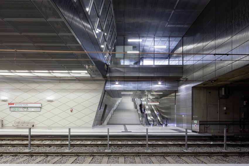 Heaven Above, Heaven Below de Thomas Stricker en la estación Benrather Straße del metro de Düsseldorf.