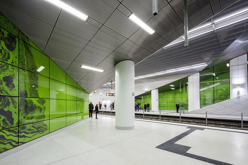 La estación siempre verde de Manuel Franke en la línea Wehrhahn del Metro de Düsseldorf.