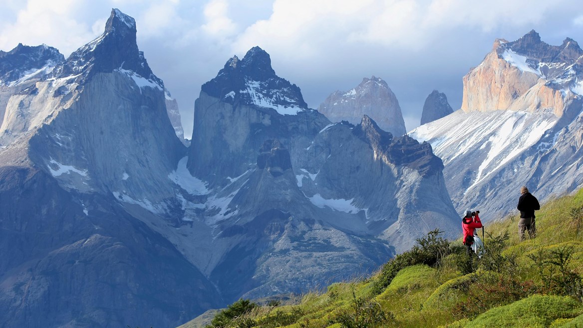 Con sus hermosos paisajes de cumbres y glaciares, el Parque Nacional Torres del Paine, es una de las atracciones más populares del montañismo en la Patagonia chilena.