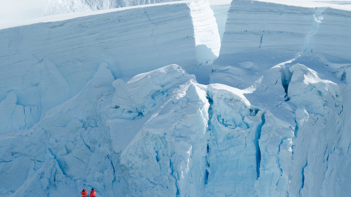 A la Base Presidente Gabriel González Videla, en la Bahía Paraíso, se puede acceder en verano para contemplar los inmensos glaciares de la Antártida.