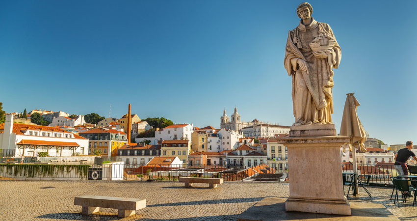 El mirador de Portas Do Sol es para muchos el que ofrece las vistas más icónicas de Lisboa.