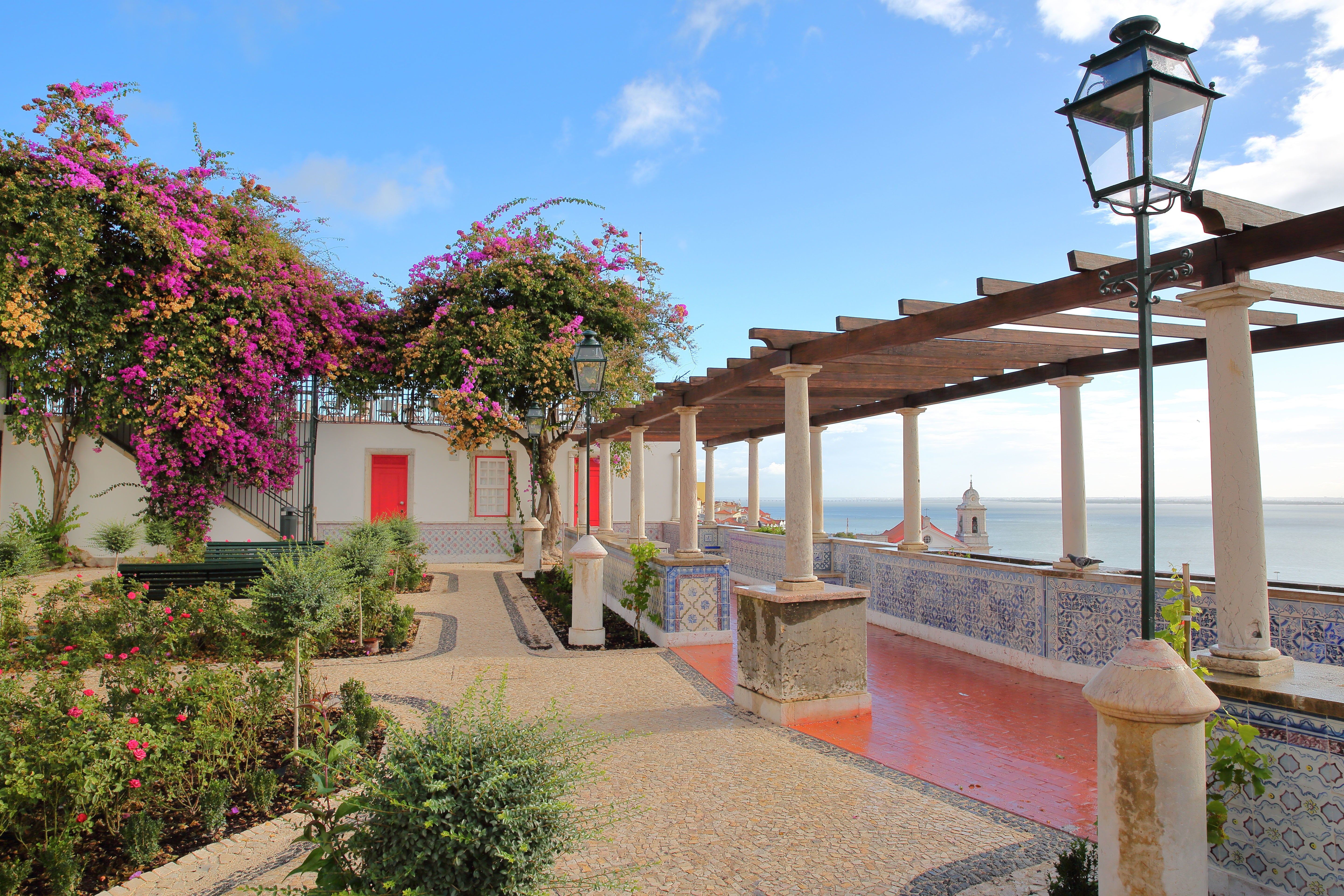 El mirador de Santa Luzia es uno de los rincones más fotografiados de Lisboa.