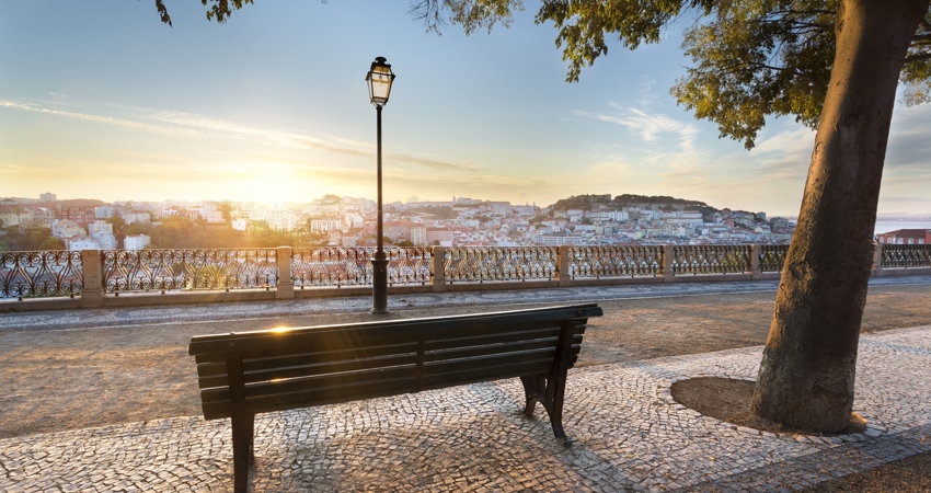 Desde el mirador de São Pedro de Alcântara se alcanza a ver el Castillo de San Jorge, la Catedral de Lisboa (Sé), el Convento de Graça, la ermita de Nossa Senhora do Monte y buena parte del centro histórico de la capital portuguesa.