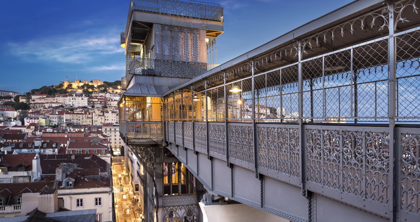 Desde el Elevador de Santa Justa se pueden contemplar con gran detalle lugares icónicos como Castillo de San Jorge, la Plaza del Rossio, las ruinas de la Iglesia del Convento del Carmen o las calles de la Baixa.