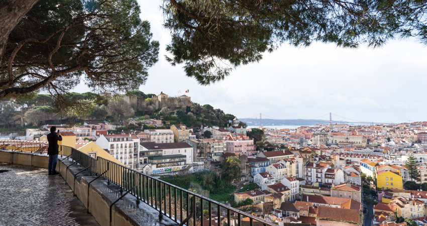 From the Graça viewpoint you can see the Carmo Convent, the Santa Justa Elevator and the Alfama and Baixa neighbourhoods.