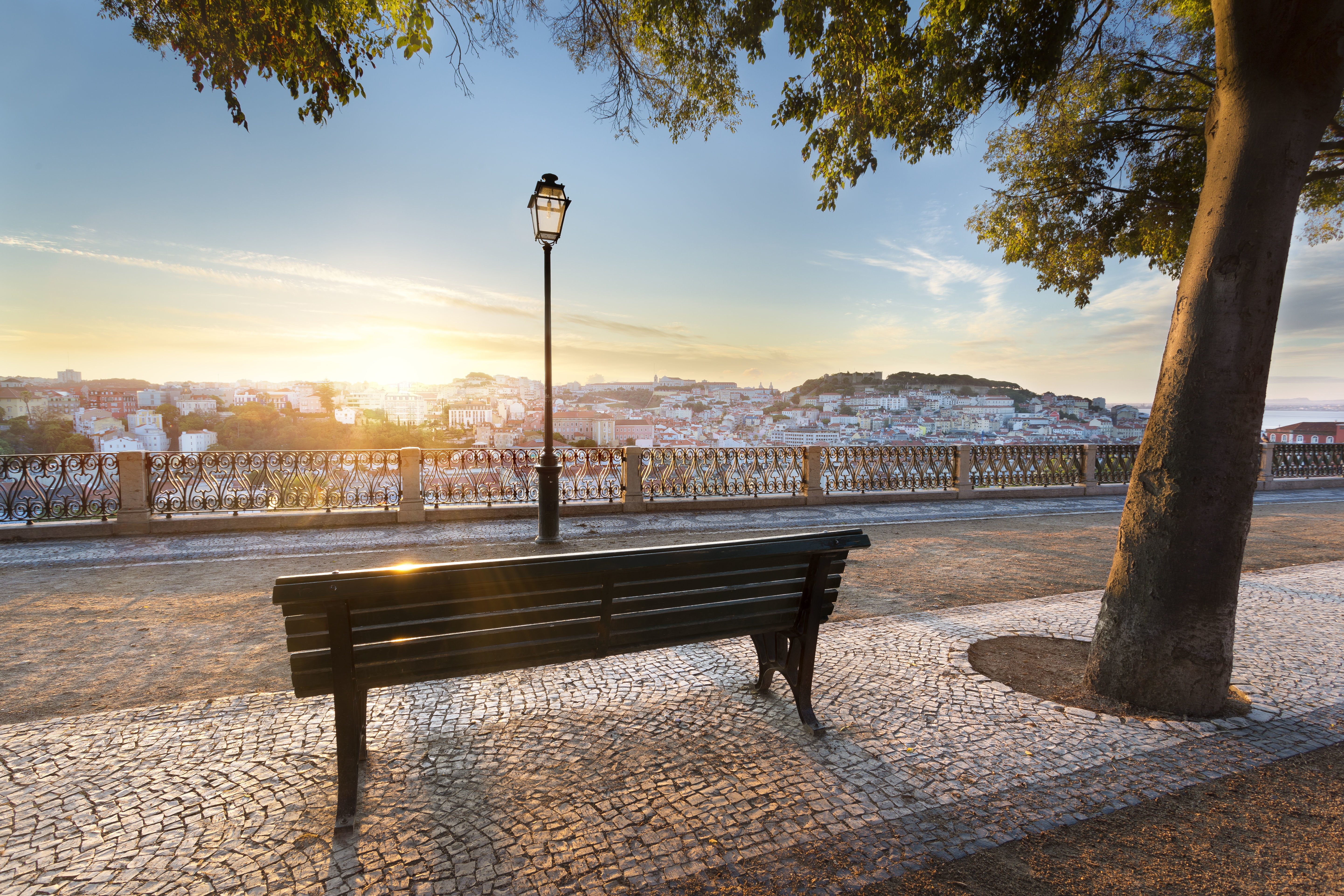 From the São Pedro de Alcântara viewpoint, you can see the Castle of São Jorge, the Lisbon Cathedral (Sé), the Convent of Graça, the hermitage of Nossa Senhora do Monte and much of the historic centre of the Portuguese capital.