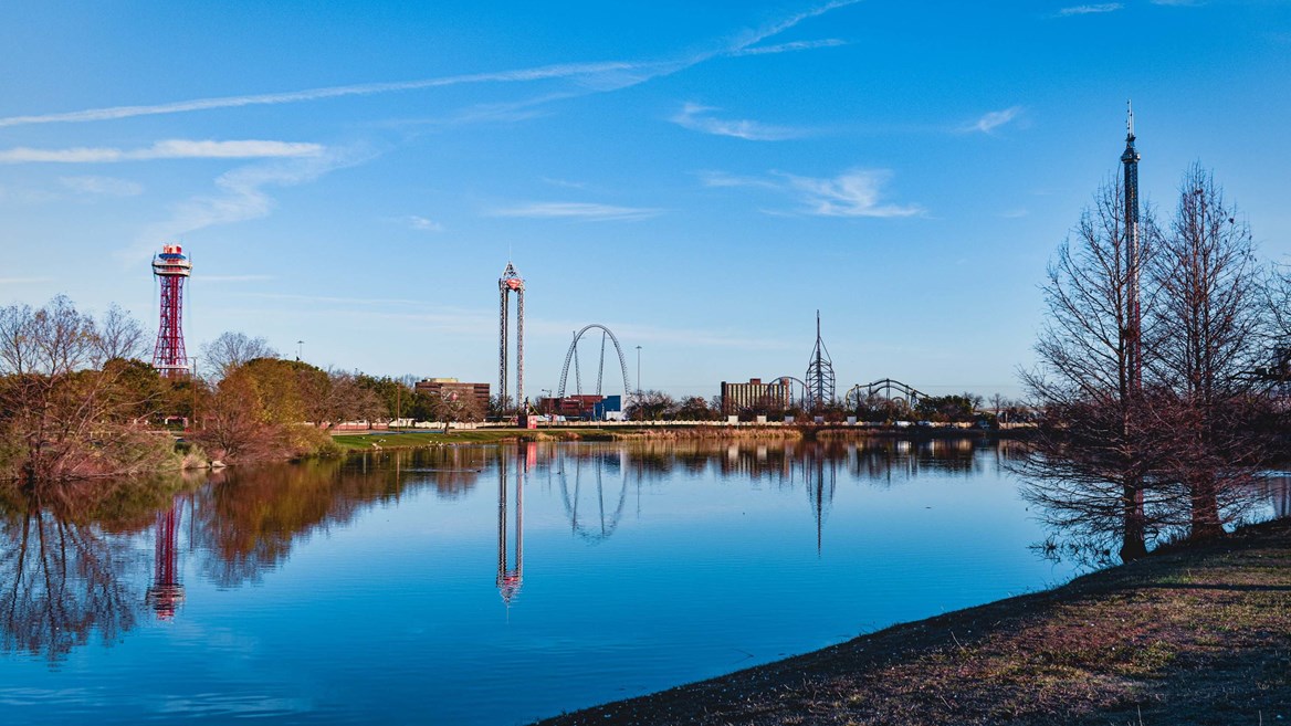 Disfruta del Six Flags Over Texas, un parque de atracciones que no te puedes perder en Dallas.