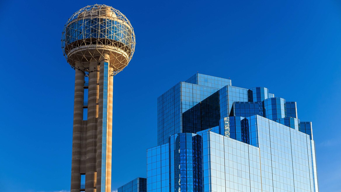 Disfruta de las mejores vistas de Dallas desde el último piso de la Reunion Tower.
