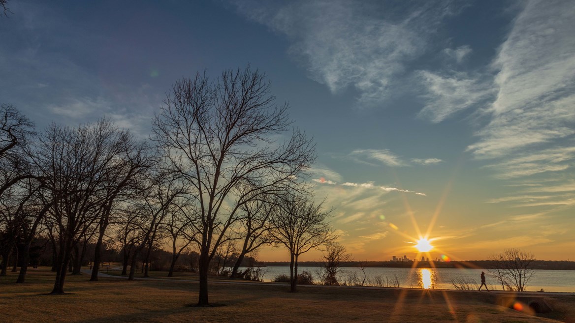 La orilla del lago White Rock Lake es el mejor lugar para pasear en Dallas.