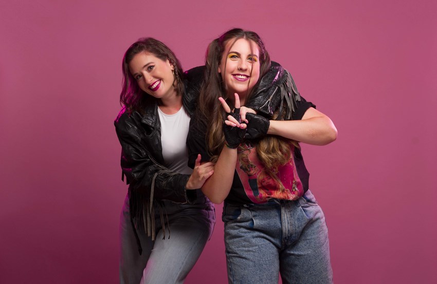 Victoria Martín y Carolina Iglesias, Estirando el chicle