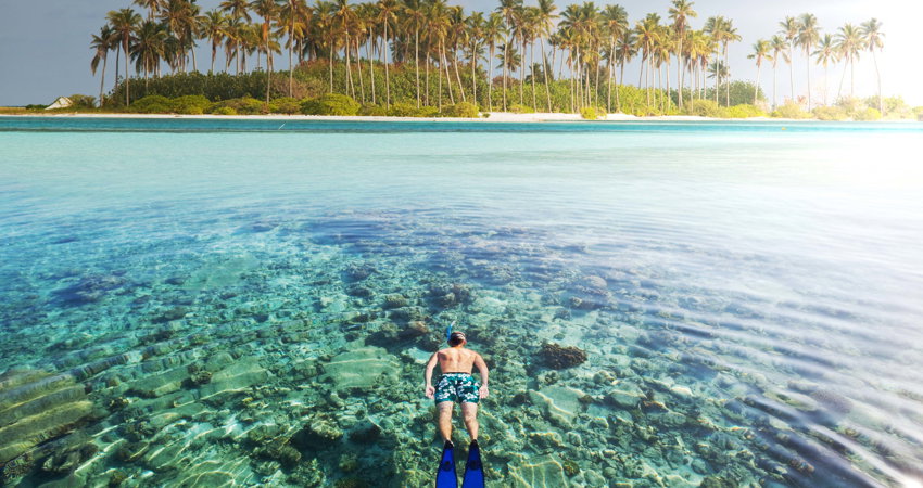 Maldivas uno de los mejores lugares del planeta para la práctica del snorkel gracias a sus aguas cristalinas y sus enormes arrecifes.