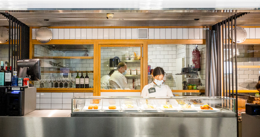 hevia pinchos bar, in san antón market