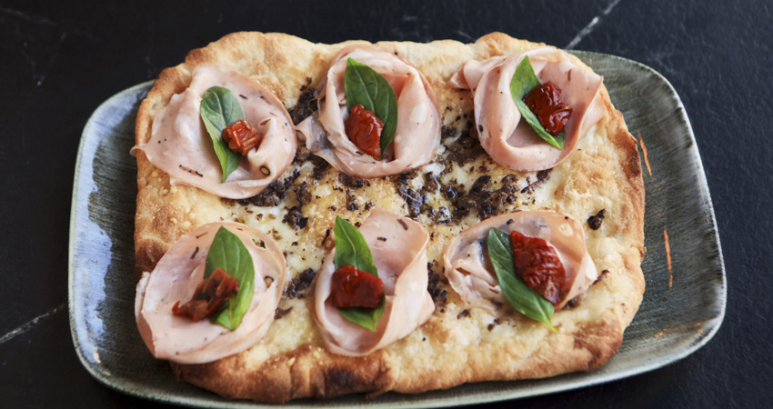 Truffle mozzarella pizza from Peppe Fusco