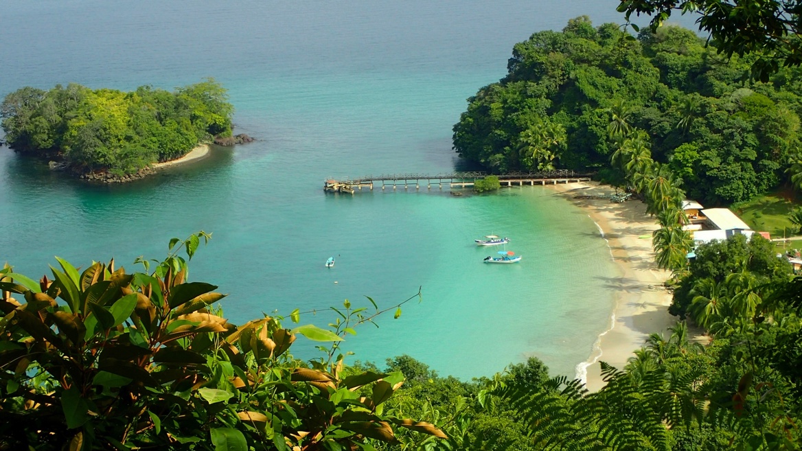 Santa Catalina es uno de los mejores lugares en Centroamérica para practicar surf rodeados de un enclave natural en el que destaca Isla Coiba. 