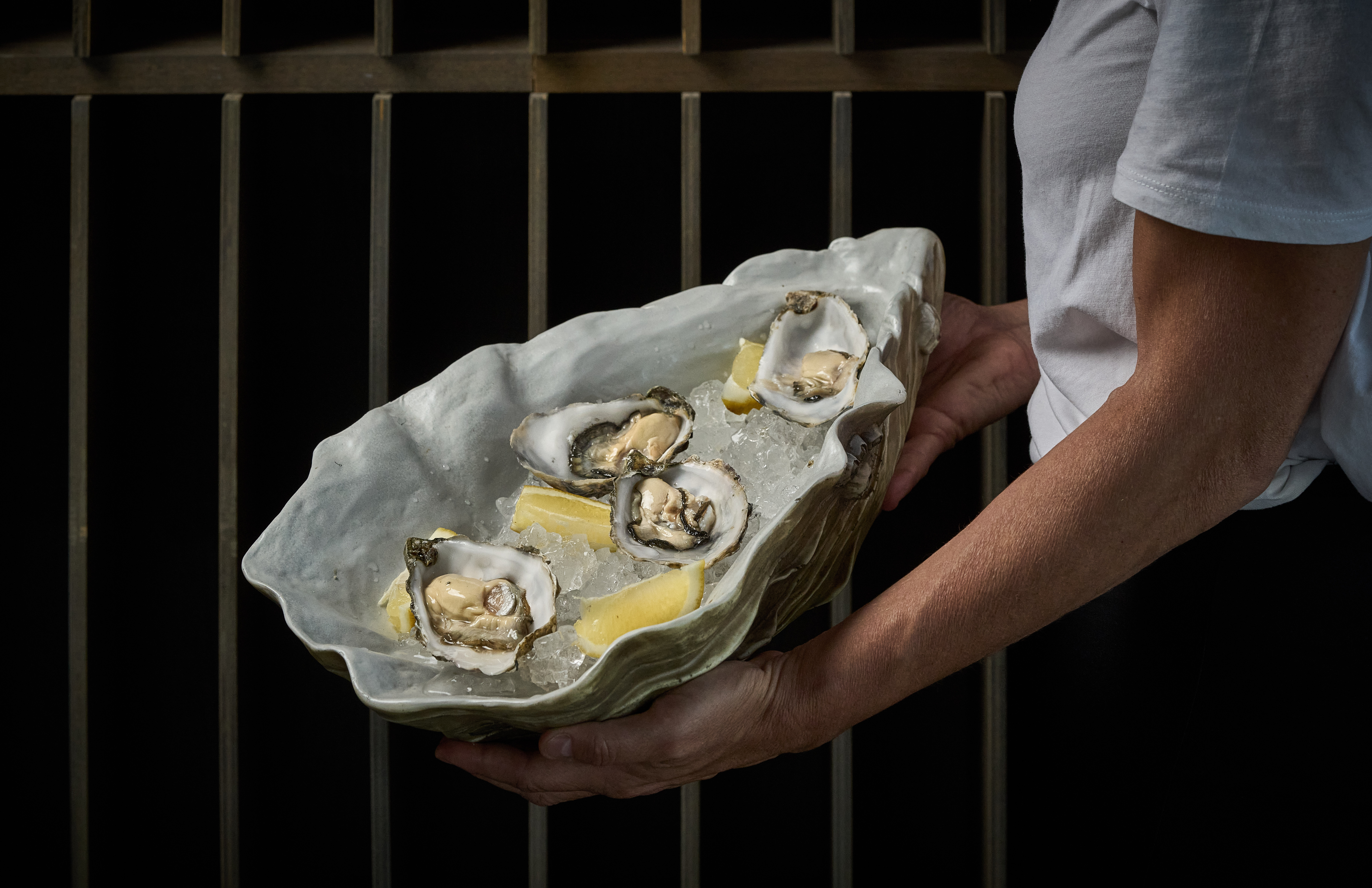 Plato de ostras en Mimar, junto a la playa de la Patacona