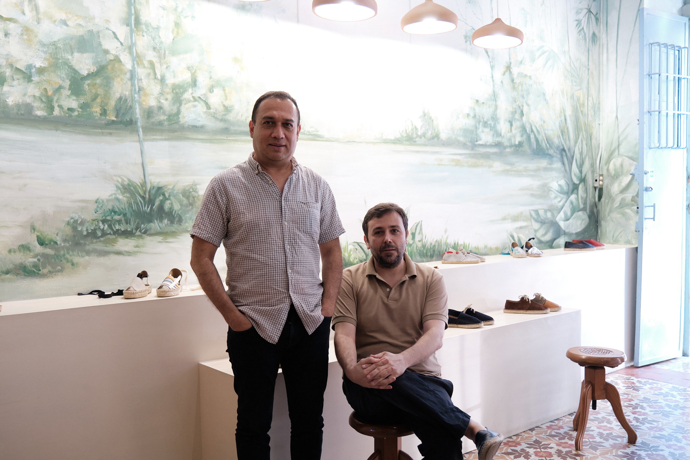 Ricardo Fernández Alfaro y César García posan junto a sus diseños