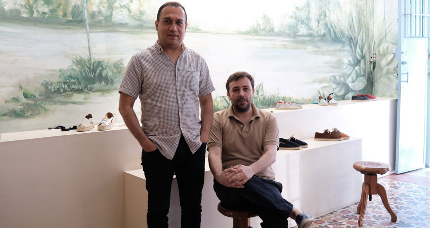 Ricardo Fernández Alfaro y César García posan junto a sus diseños
