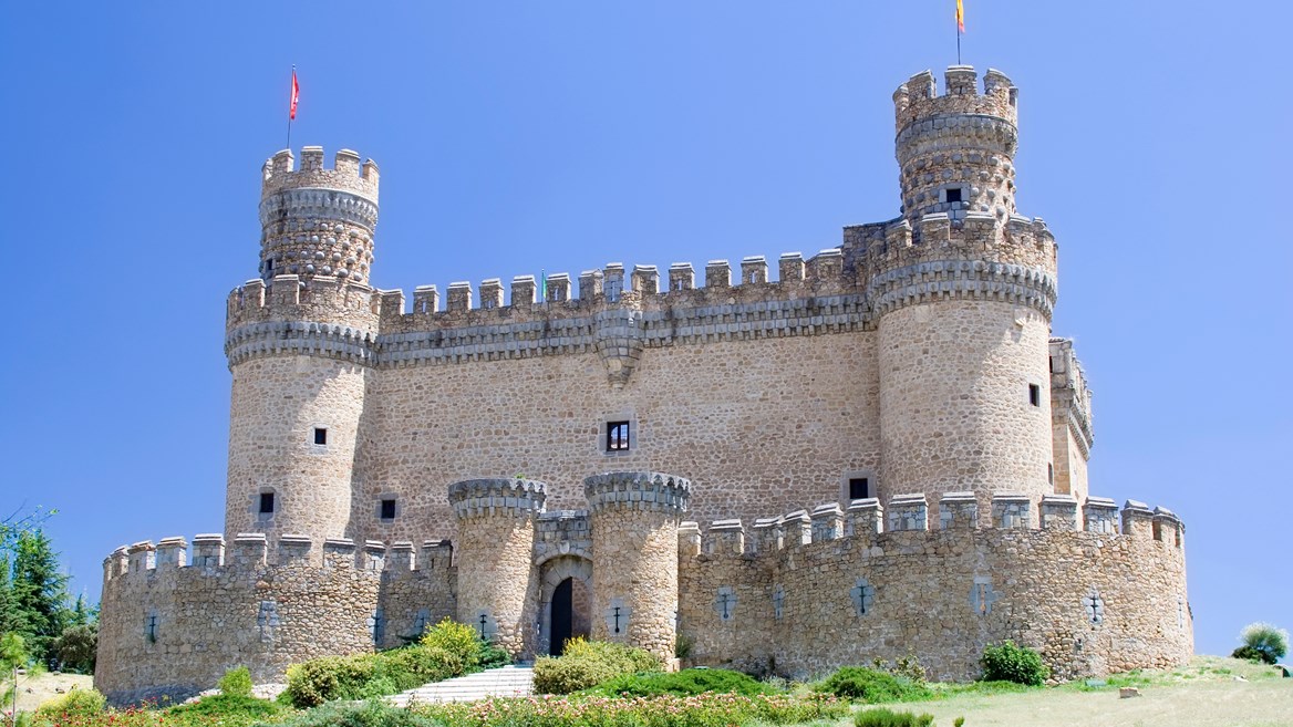 El Castillo de Manzanares el Real, el mejor conservado de la Comunidad, es un palacio-fortaleza que mezcla un estilo renacentista con elementos tardogóticos e influencias hispano-musulmanas.