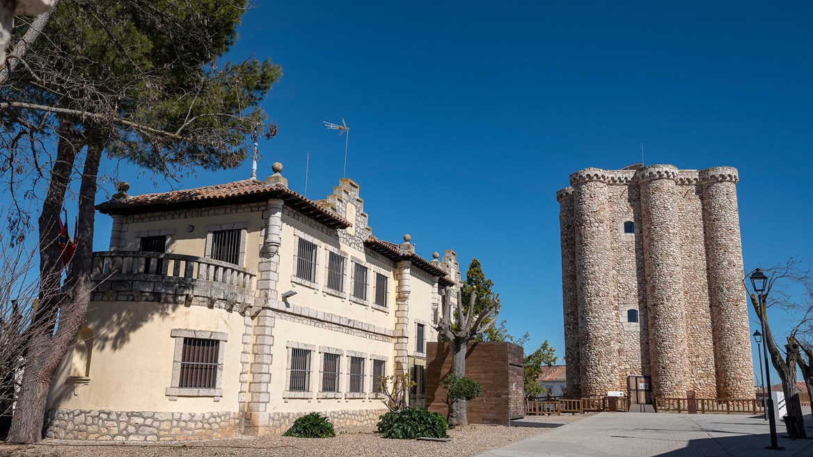 La impresionante figura de la Torre del Homenaje, donde puede encontrarse el primer museo de los Tercios Españoles.
