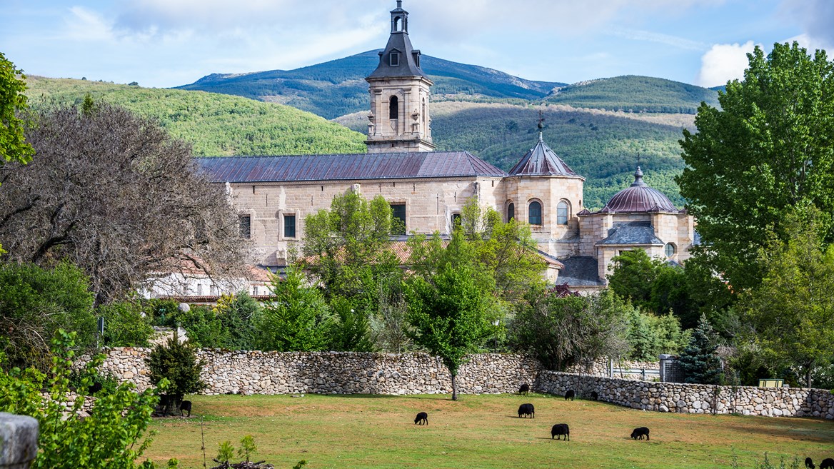 The Monastery of Santa María del Paular is a Gothic treasure where you can contemplate 52 of the 56 original paintings by Vicente Carducho.