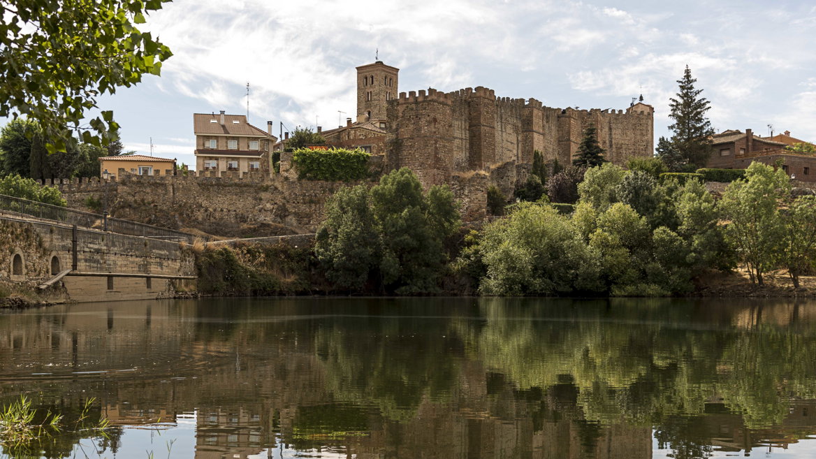  View of the medieval complex of Buitrago del Lozoya in which the wall and the castle can be seen among the vegetation.