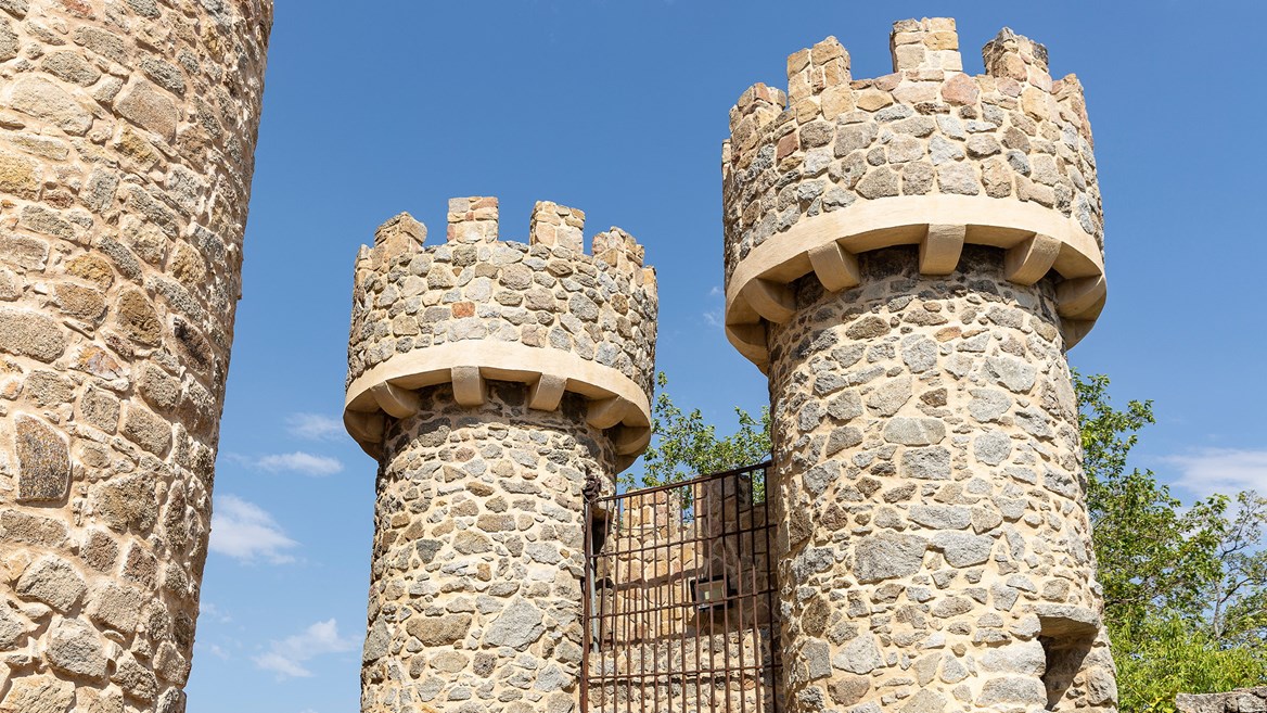 The heritage of San Martín, in the Sierra Oeste, includes the Torre del Homenaje del Castillo de la Coracera.