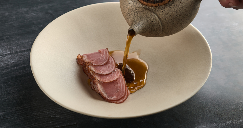 Pastrimi of celtiberian goat with its broth and foie, in Oba