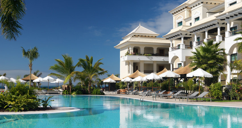 La gran piscina del Gran Meliá Palacio de Isora