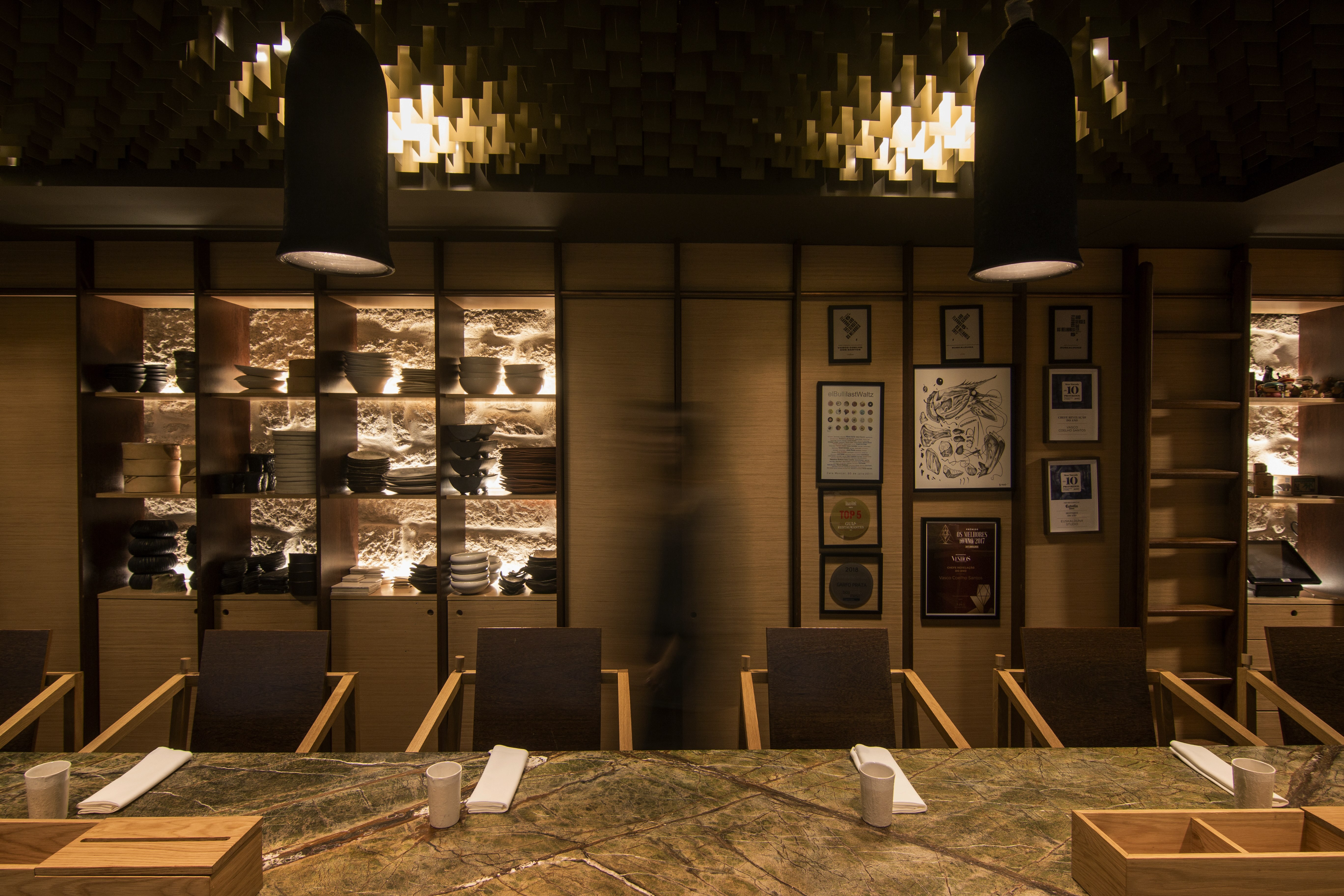 El salón principal del Euskalduna Studio está diseñado en torno a una gran mesa central, inspirándose en el estilo de bar japonés tradicional conocido como izakaya