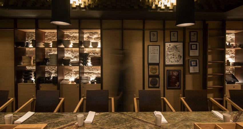 The main dining room of the Euskalduna Studio is designed around a large central table, inspired by the traditional Japanese bar style known as izakaya.