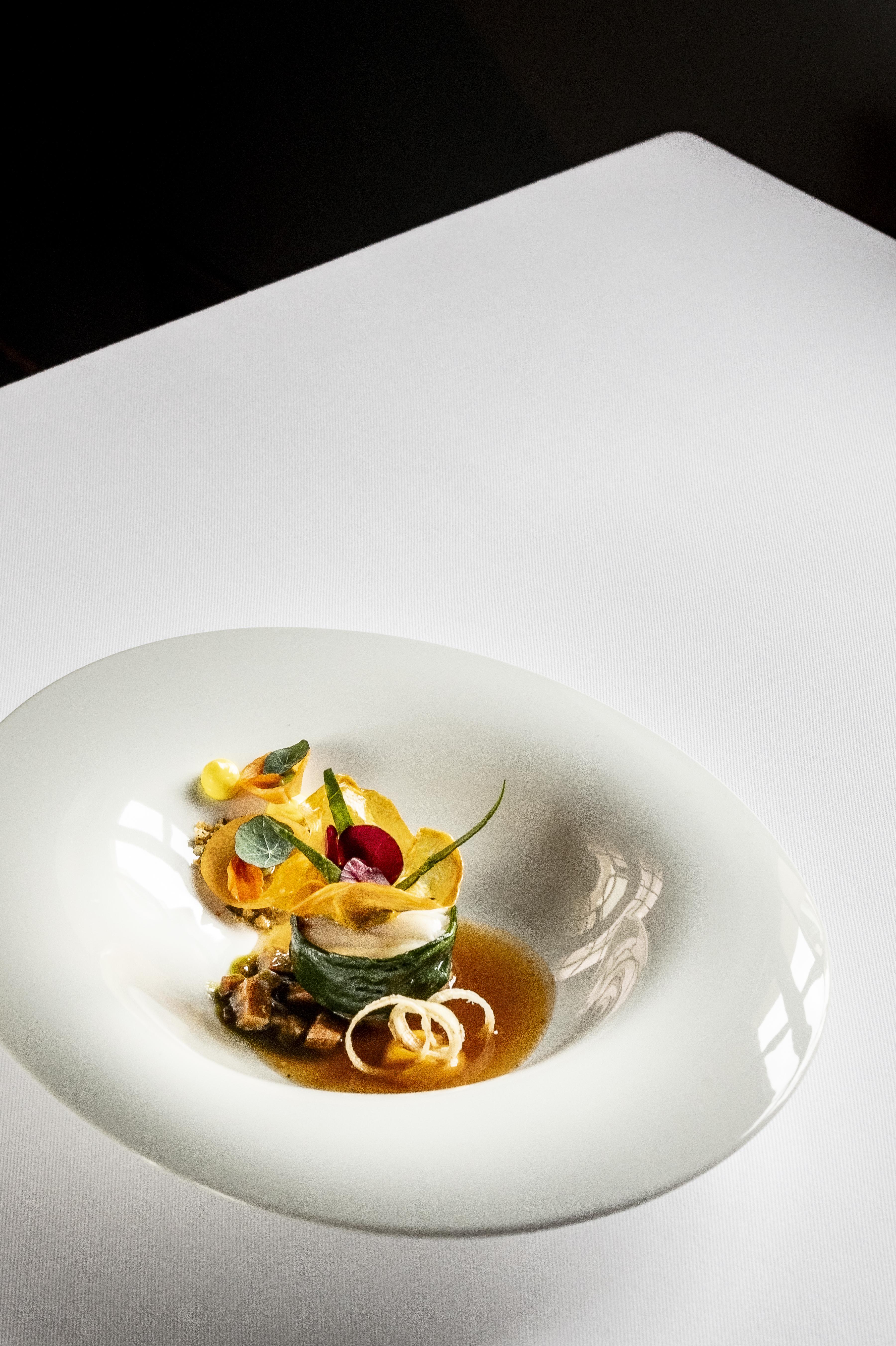 Presentation of the recipe Tamboril at Pedro Lemos, with green and yellow tones.