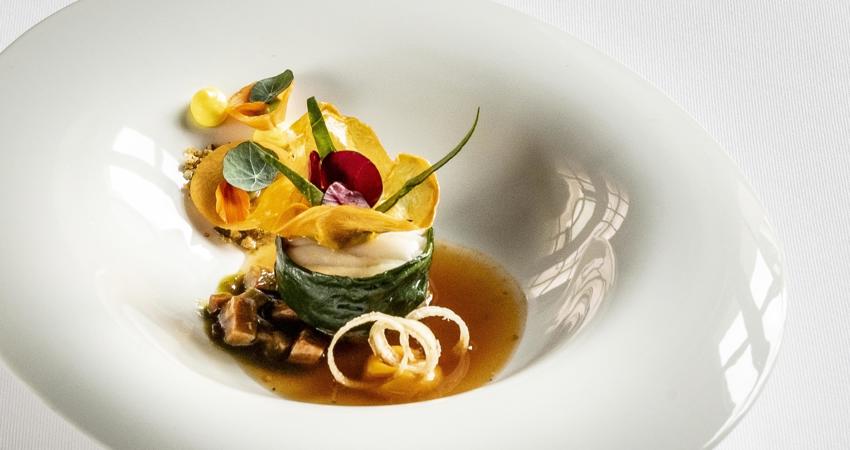 Presentation of the recipe Tamboril at Pedro Lemos, with green and yellow tones.