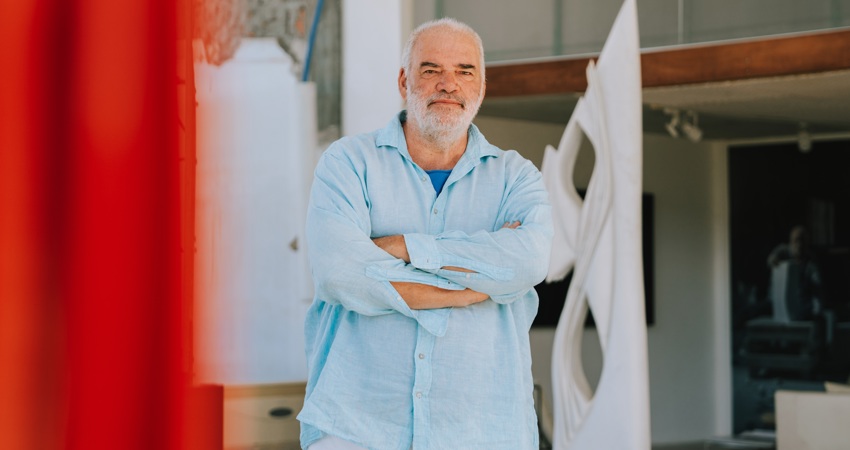 Pablo Atchugarry posa entre un conjunto escultórico rojo y blanco