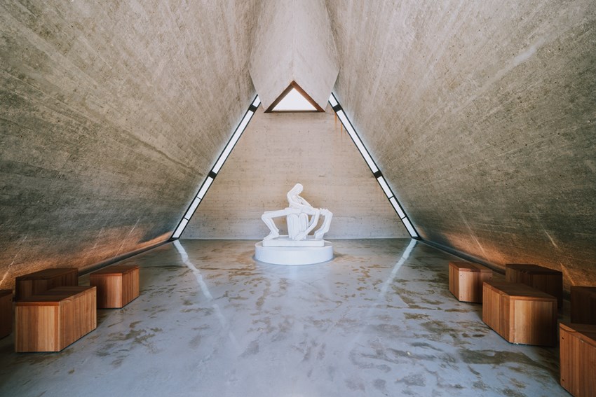 En un impactante espacio del museo que recuerda al interior de las pirámides egipcias se encuentra una interpretación contemporánea de la Piedad de Miguel Ángel