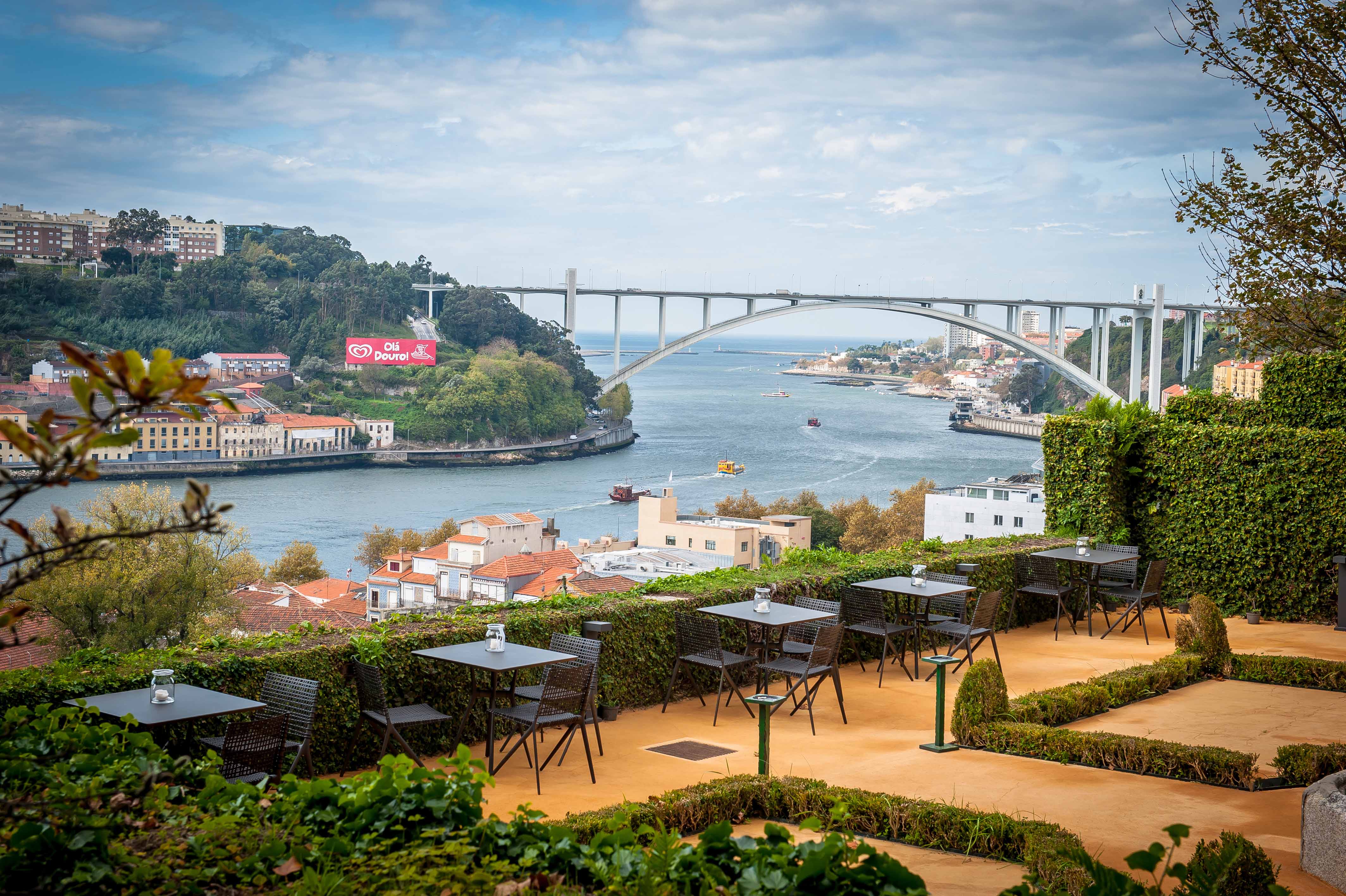 ANTIQVVM raises its tranquil gardens above the mouth of the Douro, a perfect setting for an outdoor dining.