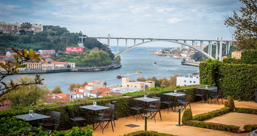ANTIQVVM raises its tranquil gardens above the mouth of the Douro, a perfect setting for an outdoor dining.