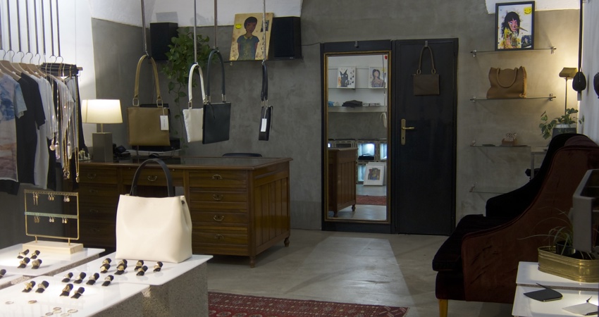 Vista del interior del taller de Marloes Mandaat, donde pueden sus diseños de joyería y bolsos destacan junto a las colaboraciones artísticas de la modista en un espacio donde la arquitectura robusta del barrio se funde con toques industriales