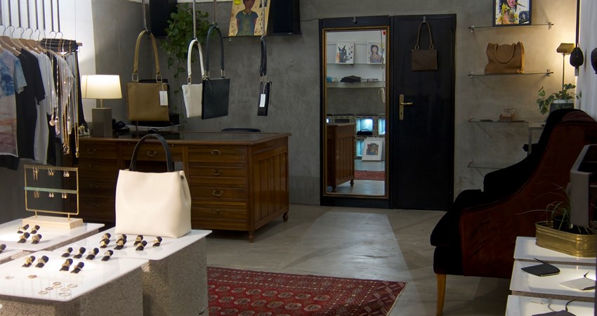 View of the interior of Marloes Mandaat's atelier, where her jewellery and handbag designs stand out alongside the couturier's artistic collaborations in a space where the robust architecture of the neighbourhood blends with industrial touches.