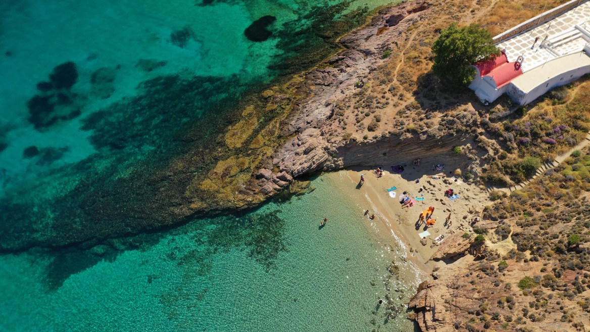Vista desde el aire de la cala de Agios Sostis