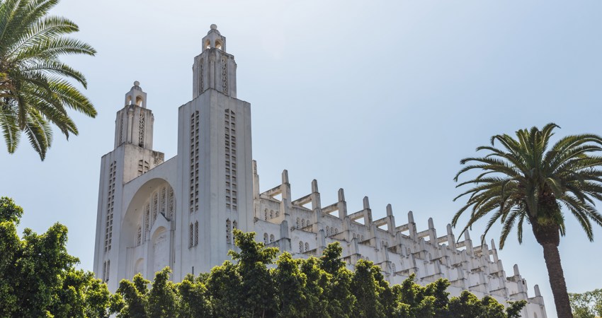 The former Cathedral of the Sacred Heart of Casablanca has an entirely white façade in accordance with the precepts of Mediterranean culture, although its plan is purely neo-Gothic.