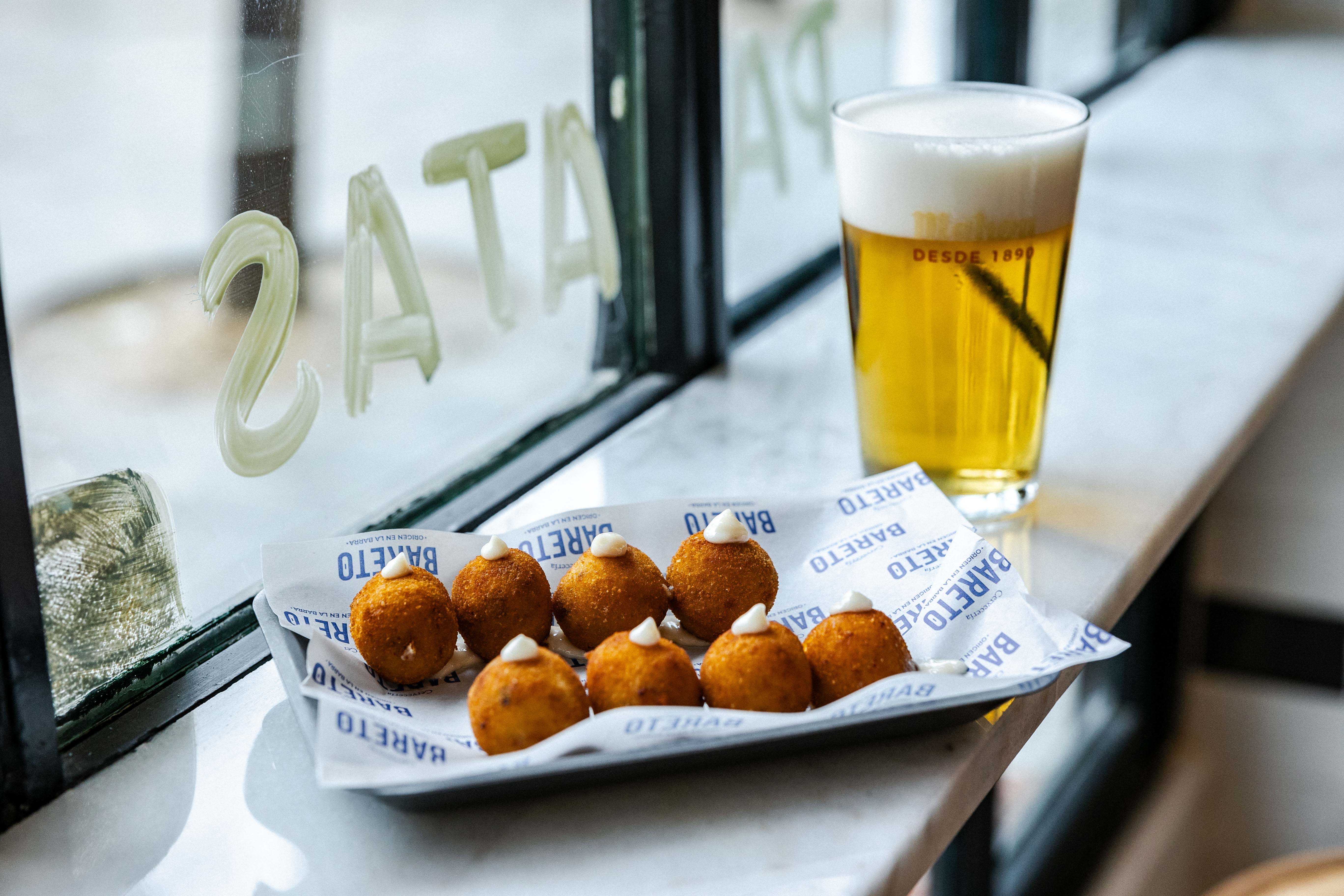 Ración de croquetas y caña de cerveza en Bareto