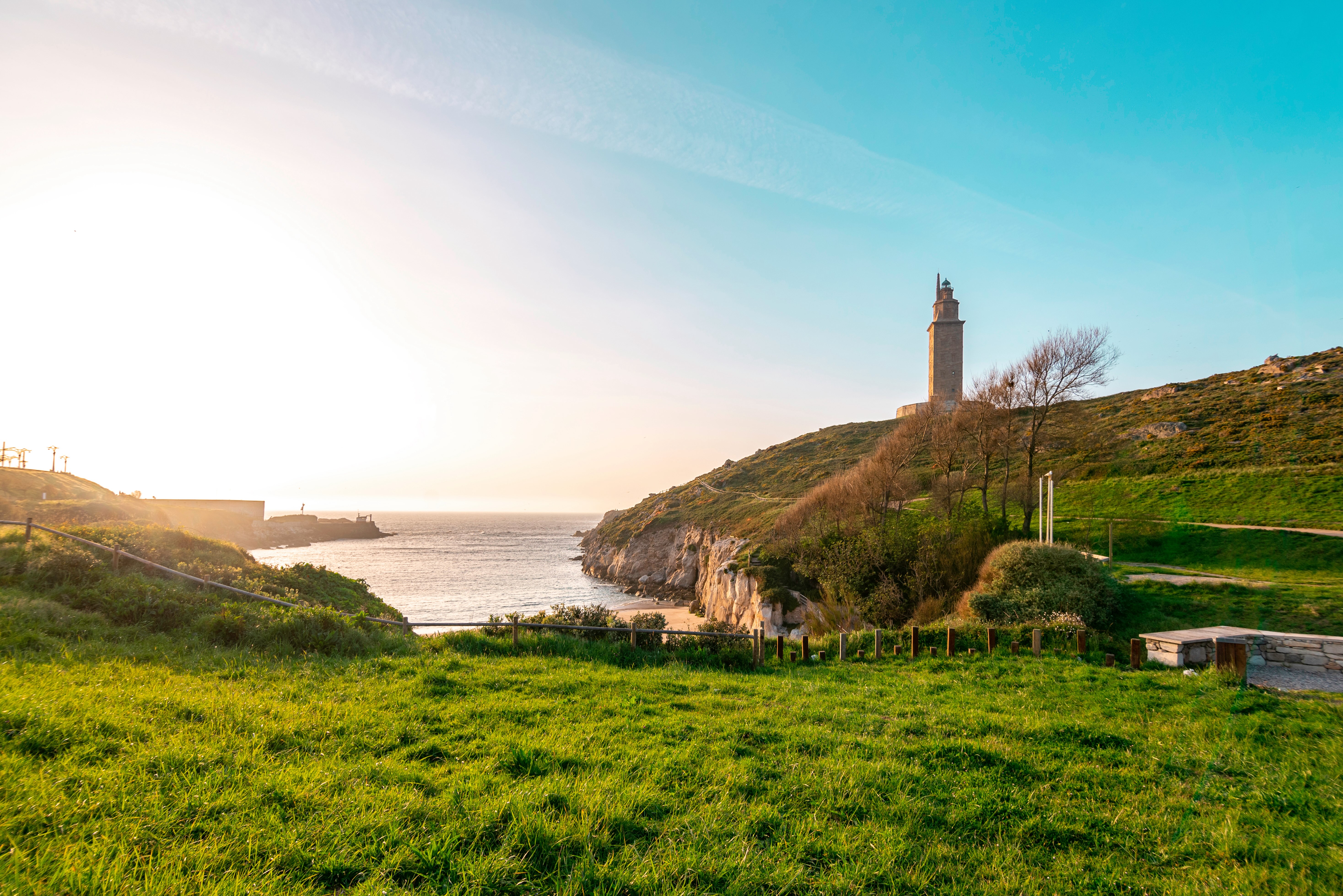 Vista del océano Atlántico con la Torre de Hércules al fondo