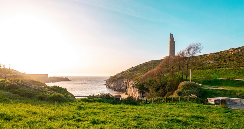 Vista del océano Atlántico con la Torre de Hércules al fondo