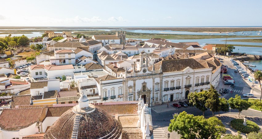 Imagen aérea del centro histórico de Faro, con sus fachadas encaladas