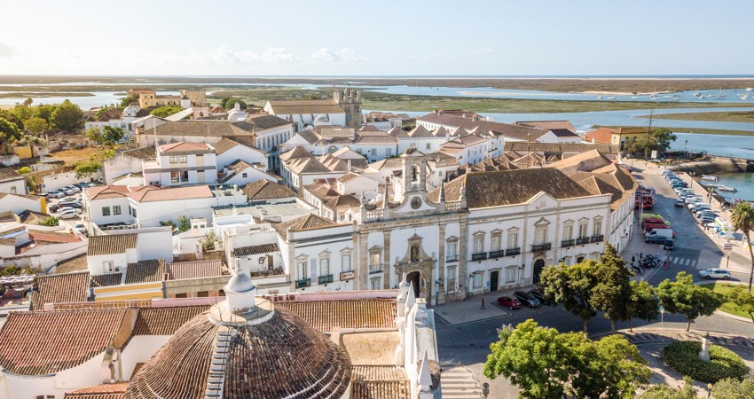 Imagen aérea del centro histórico de Faro, con sus fachadas encaladas